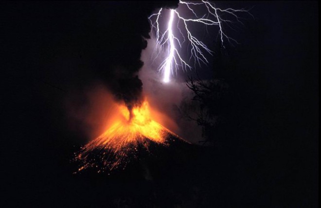volcano_lightning-660x428