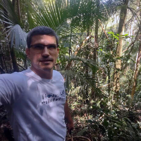 Photo of Lakeside Scholar Bruno Cancian de Araujo in the rainforest