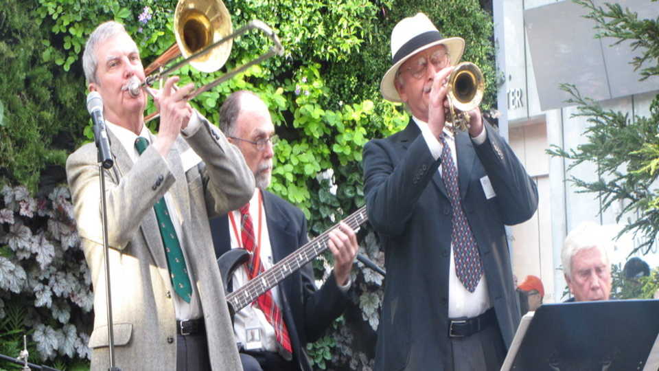 Chill out to hot New Orleans style jazz with a live musical performance by The Chris Bradley Jazz Band.